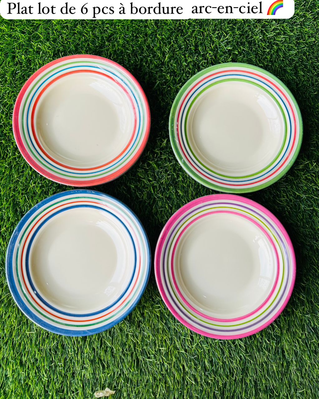 Plat à bordure en arc-en-ciel